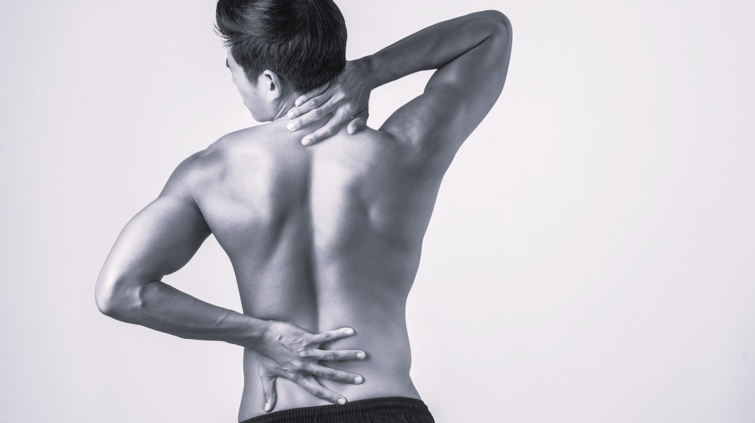 6 abitudini quotidiane che affaticano schiena e cervicale senza accorgertene
